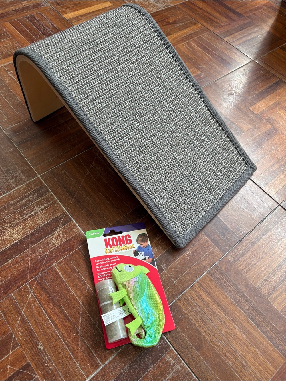 Curved Sisal Cat Scratcher with Green Catnip Fish Toy